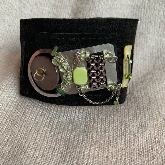 Hand crafted - Black Leather Cuff green bead metal recycle ajustable bracelet - Picture 7 of 9